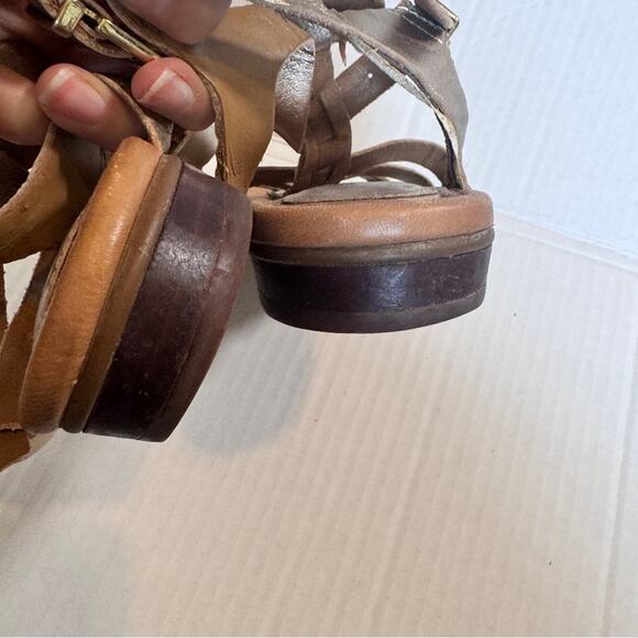 Clarks Gold Leather Strappy Gladiator Sandals Women’s 9 Beachy Comfort Flats - Picture 8 of 8